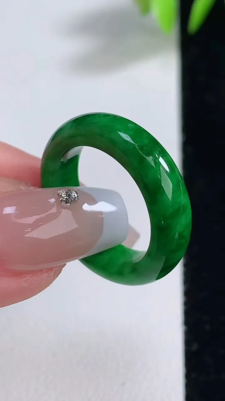 天然A货翡翠指环戒指，尺寸17.2-5-3，重量:3.91g2025年12月10日
工厂直销收藏佳品,种好水足，色泽均匀，有种有色，上手高大气！