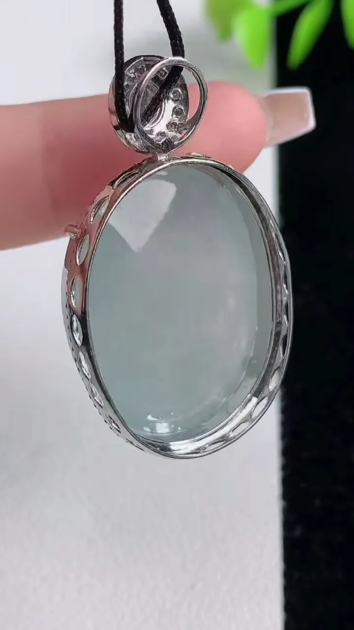 天然A货翡翠种白冰蛋面吊坠，尺寸37.5-22.8-12，裸石27.3-20.8重量:12.47g
12月10日