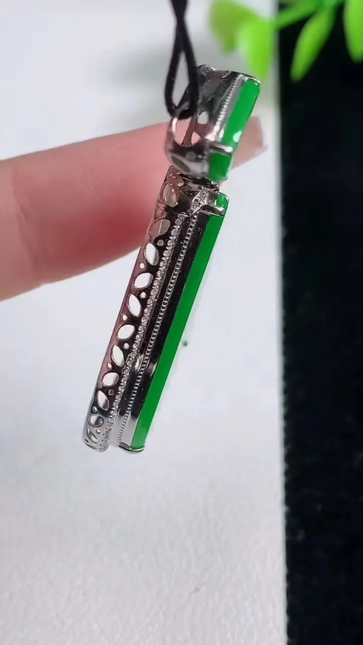 天然A货翡翠水滴吊坠，尺寸41.4-20.8-5.6，裸石29.7-18.2重量:5.82g
12月10日