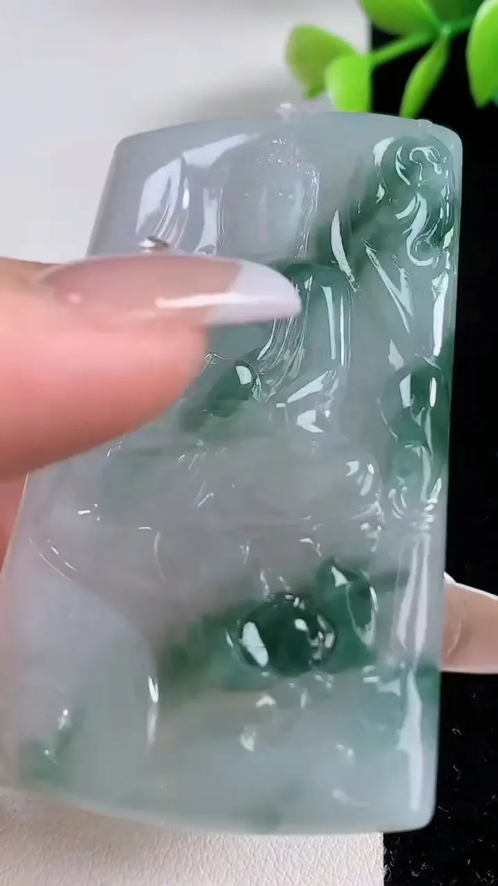 天然A货翡翠冰种飘花大日如来吊坠，尺寸65.3-37.6-5，重量:33.60g
12月10日