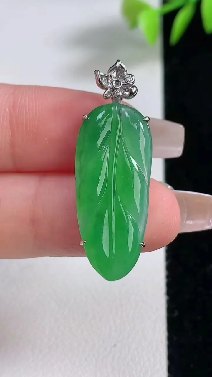 天然A货翡翠金枝玉叶 叶子吊坠，尺寸27.2-12.2-5.2，重量:4.47g
12月10日