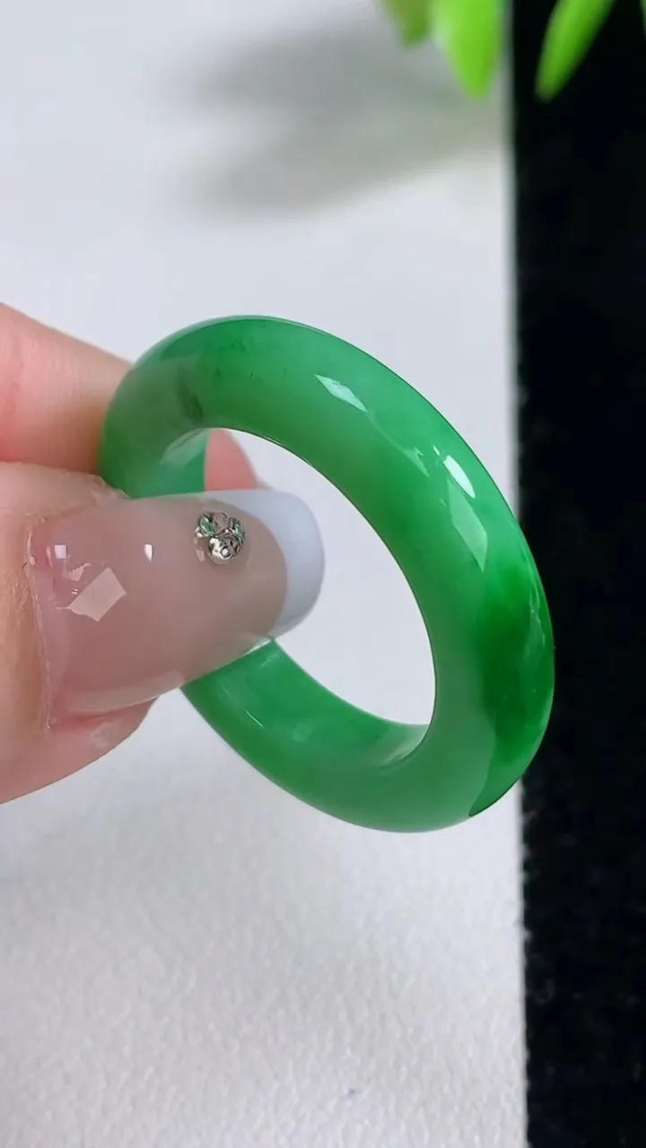 天然A货翡翠指环戒指，尺寸20.8-5.2-4.3，重量:6.35g2025年12月10日
工厂直销收藏佳品,种好水足，色泽均匀，有种有色，上手高大气！