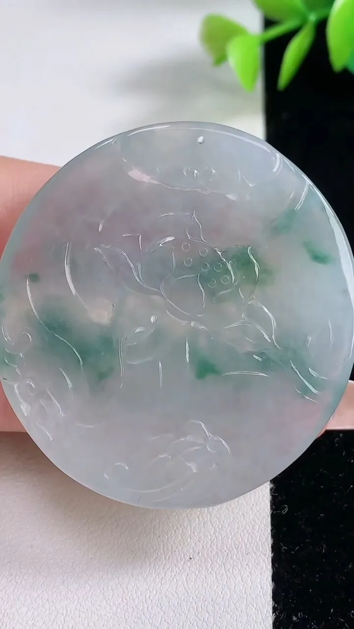 天然A货翡翠冰种飘花大势至菩萨吊坠，尺寸48.4-45.3-5.8，重量:27.71g
12月10日