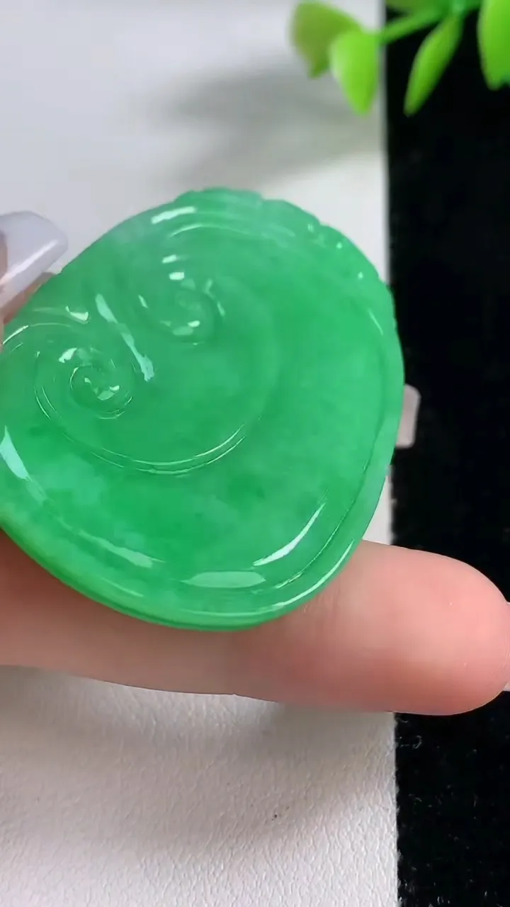 天然A货翡翠如意吊坠，尺寸48.3-33.8-5.6，重量:21.11g
12月10日