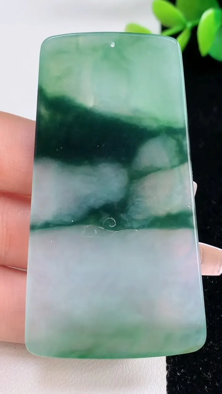 天然A货翡翠大日如来吊坠，尺寸66.2-39-4，重量:27.37g
12月10日