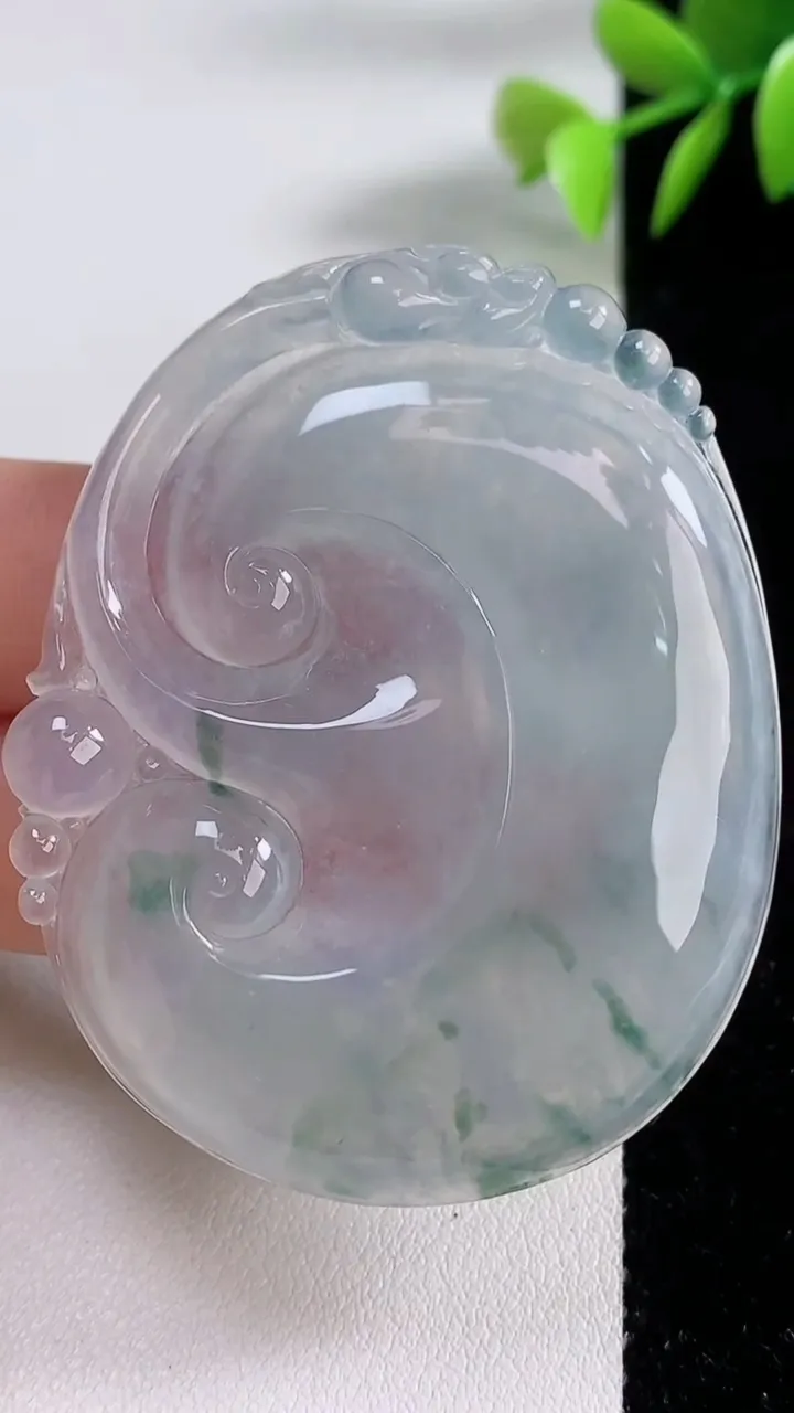 天然A货翡翠种飘花如意吊坠，尺寸55.2-43.6-5.7，重量:26.59g
12月10日