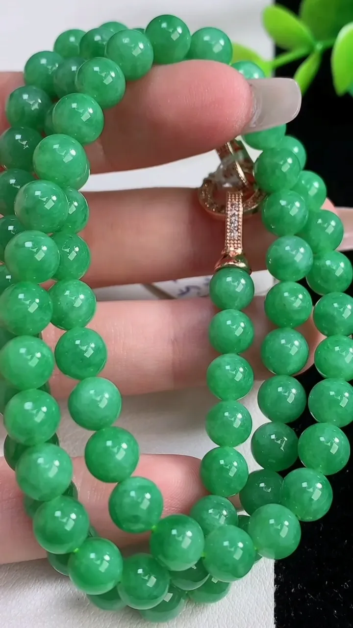 天然A货翡翠圆珠项链，尺寸7.5-79颗，重量:49.19g12月10日
工厂直销收藏佳品,种好水足，色泽均匀，有种有色，上手高大气！