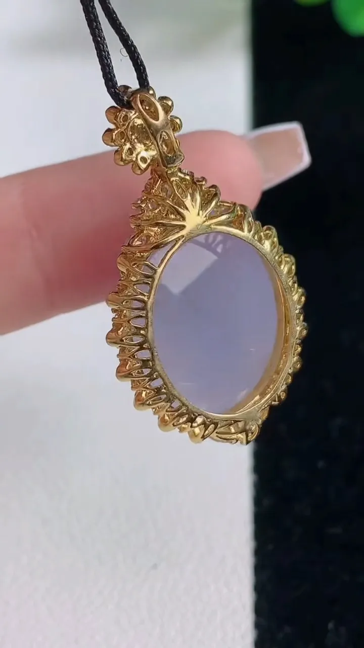 天然A货翡翠18K金紫罗兰蛋面吊坠，尺寸32-18-11，裸石16.7-14.5重量:6.12g
12月11日