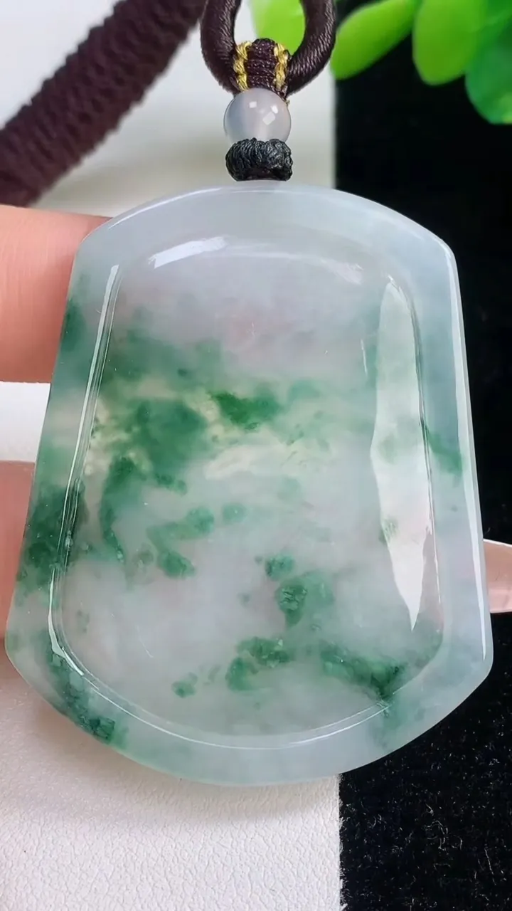 天然A货翡翠牌吊坠，尺寸53-42.2-4，重量:22.38g
12月11日