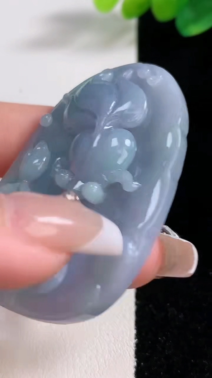 天然A货翡翠紫罗兰和和美美 荷叶鱼吊坠，尺寸55-37-9，重:29.97g
12月11日