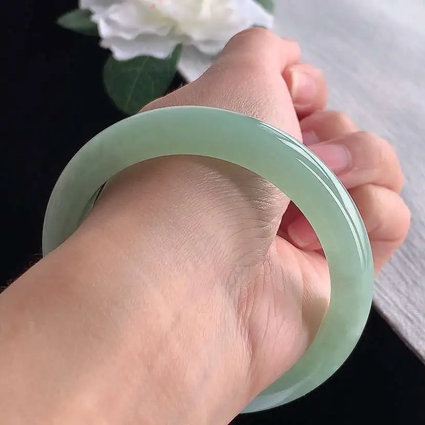 a货翡翠冰种满绿正装正圈手镯55-56圈口  尺寸55.8×12.3×8.3mm 1210