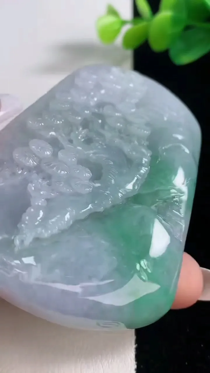 天然A货翡翠山水牌吊坠，尺寸69.8-50.4-13.2，重量:85.50g
12月11日