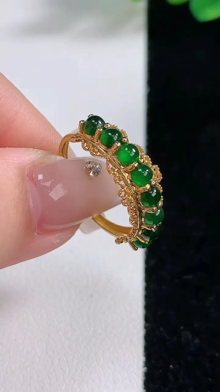 天然A货翡翠蛋面戒指，尺寸3.4，重:2.19g2025年12月11日
工厂直销收藏佳品,种好水足，色泽均匀，有种有色，上手高大气！