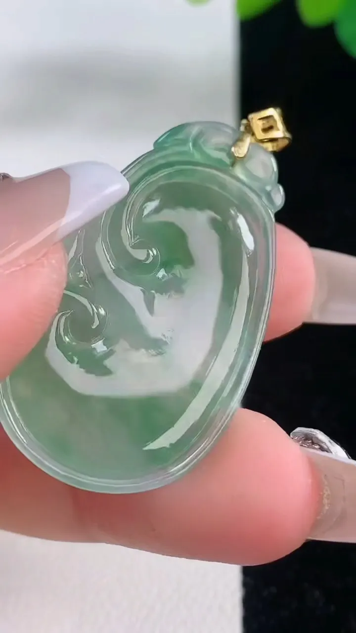 天然A货翡翠如意吊坠，尺寸36.8-21.4-3.2，重量:5.46g
12月11日