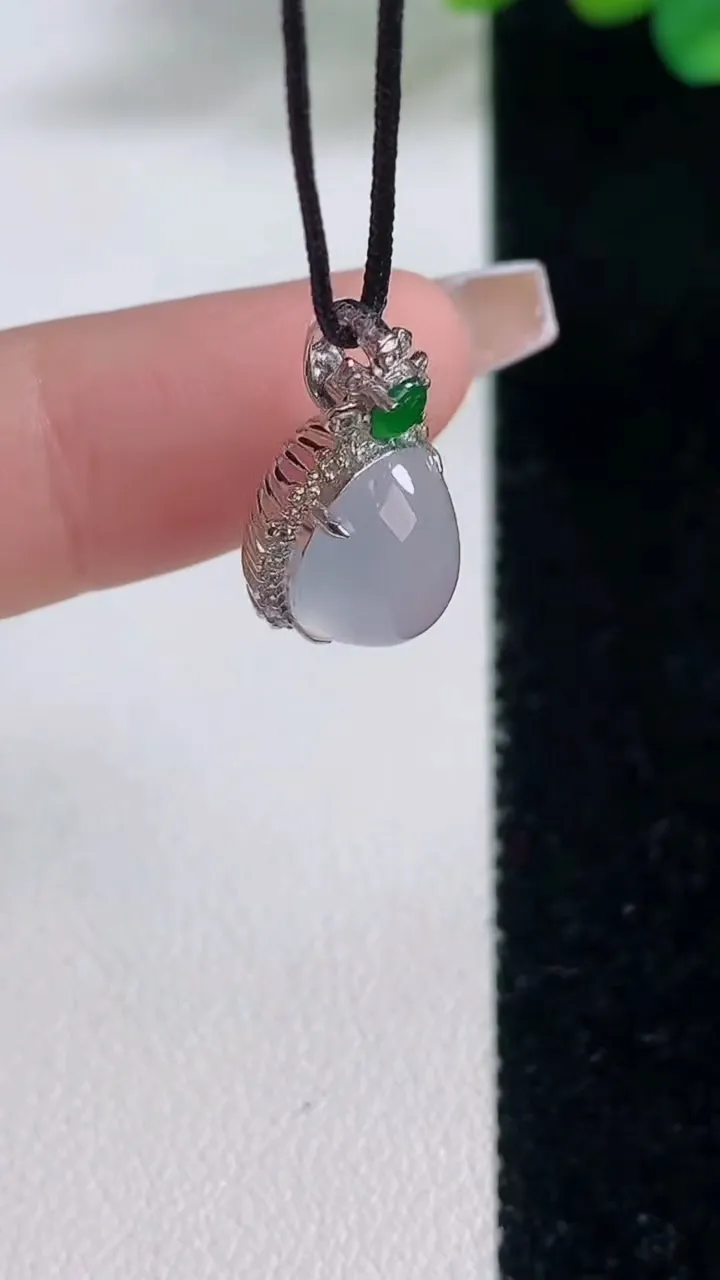 天然A货翡翠种白冰蛋面吊坠，尺寸19.5-11-8.9，裸石10.8-8.5重量:2.02g
12月11日