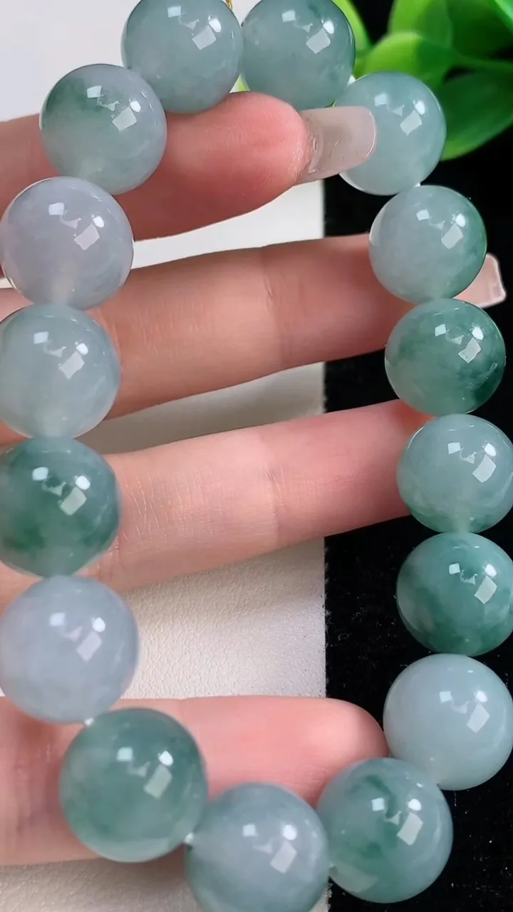 天然A货翡翠种飘花圆珠手串，尺寸12.6-16颗，重量:59.00g12月11日
工厂直销收藏佳品,种好水足，色泽均匀，有种有色，上手高大气！