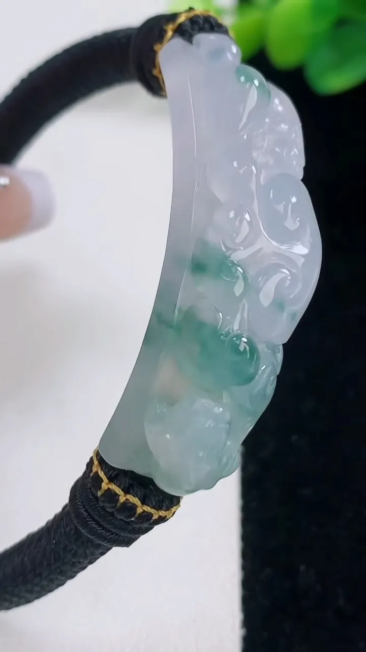 天然A货翡翠种飘花貔貅手绳，尺寸44.8-11.6-10.7，重量:25.03g
12月11日