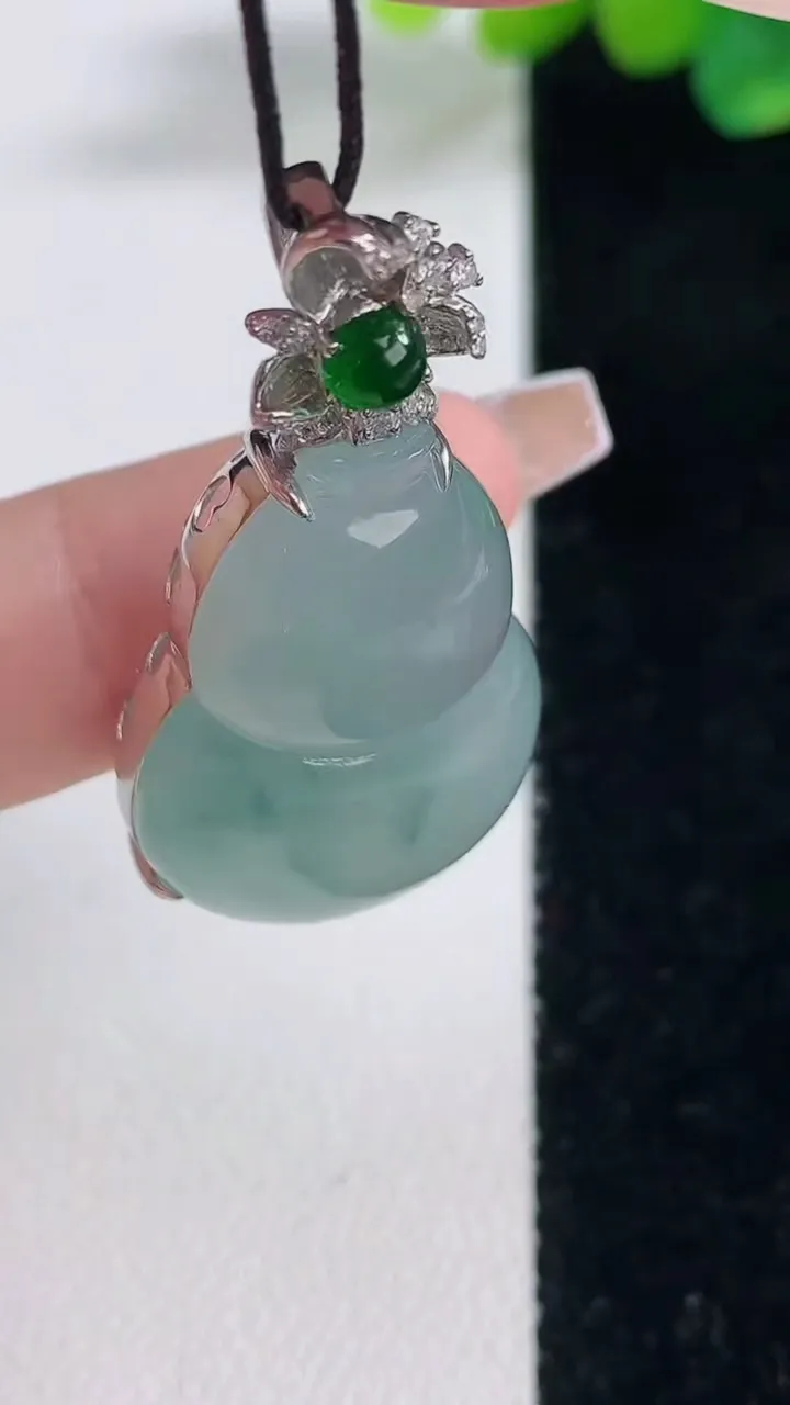 天然A货翡翠种飘花葫芦吊坠，尺寸38-27.6-19.7-10，重量:9.12g
12月11日