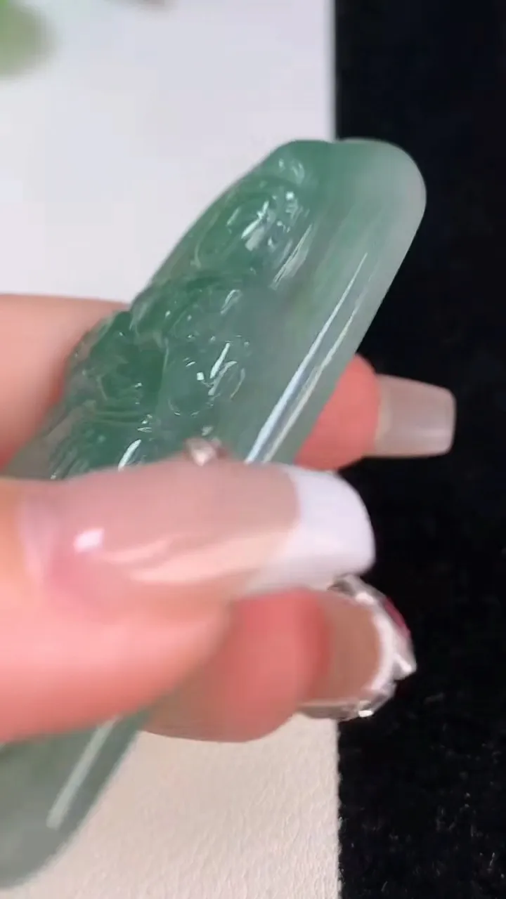 天然A货翡翠大势至菩萨吊坠，尺寸65.5-35-6，重:30.04g
12月11日