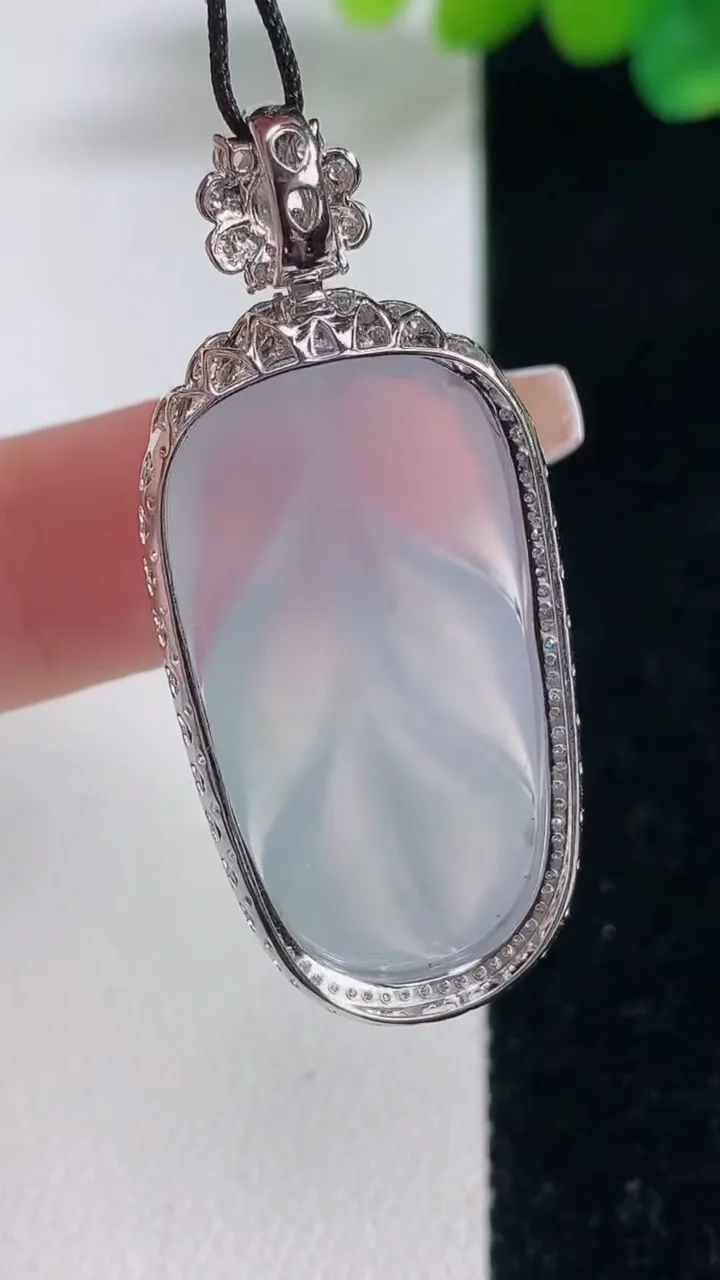 天然A货翡翠种白冰金枝玉叶 叶子吊坠，尺寸41.5-18-8.5，裸石29-15.8重量:6.45g
12月11日