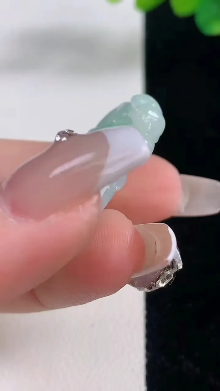 天然A货翡翠福瓜吊坠，尺寸42.6-19.5-10.8，重量:15.43g
12月11日