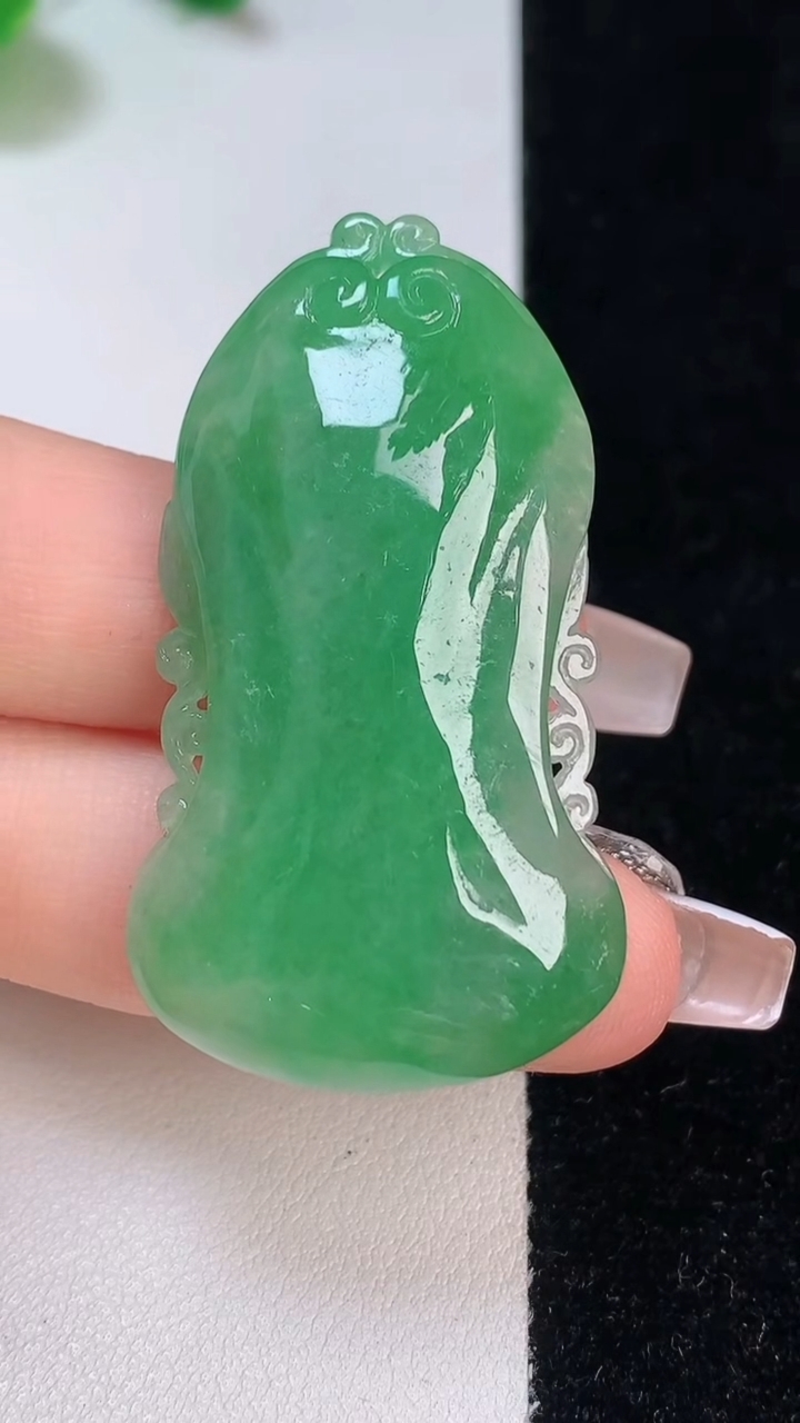 天然A货翡翠佛头吊坠，尺寸47.3-26.5-10.5，重:17.22g
12月11日