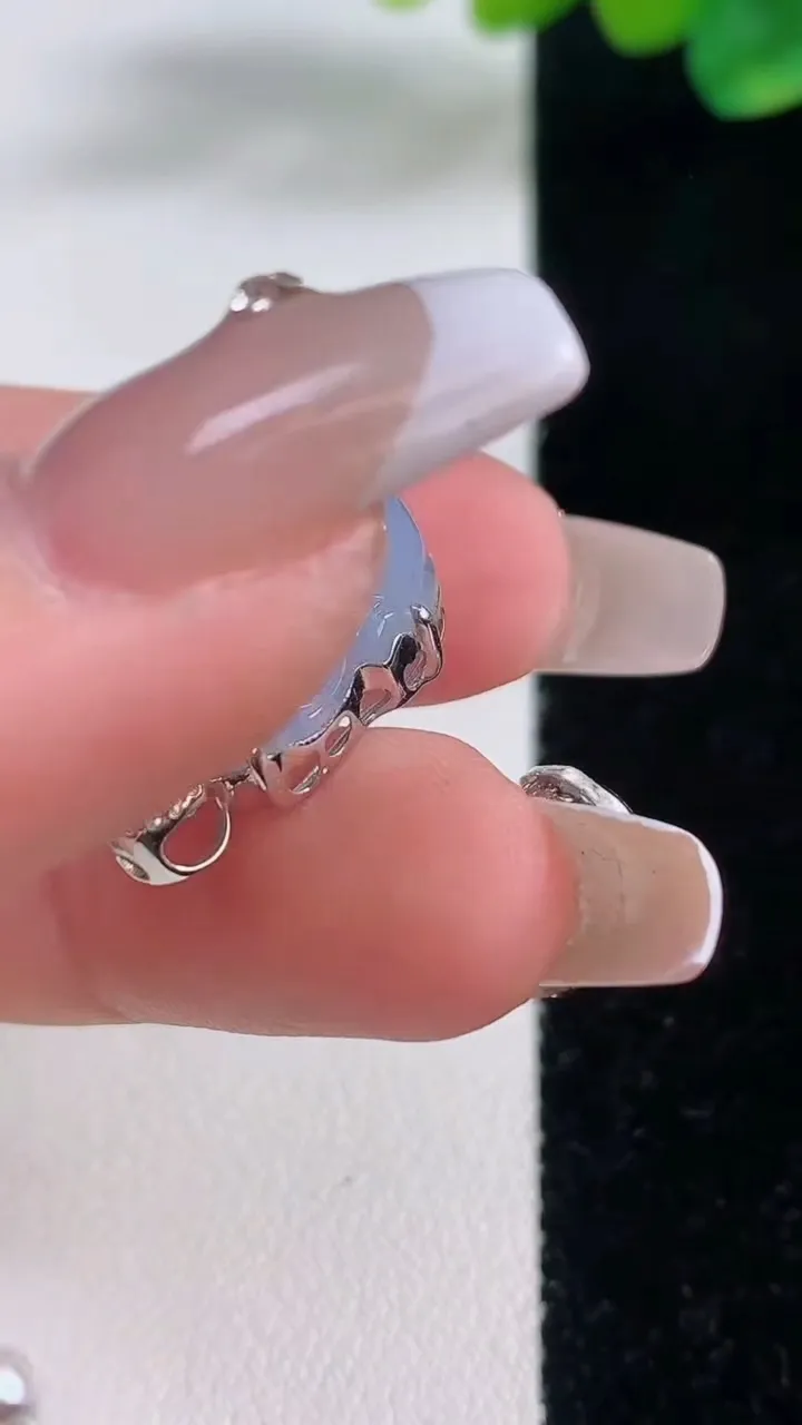 天然A货翡翠18K金紫罗兰貔貅吊坠，尺寸16-10.8-10，重量:3.11g
12月11日