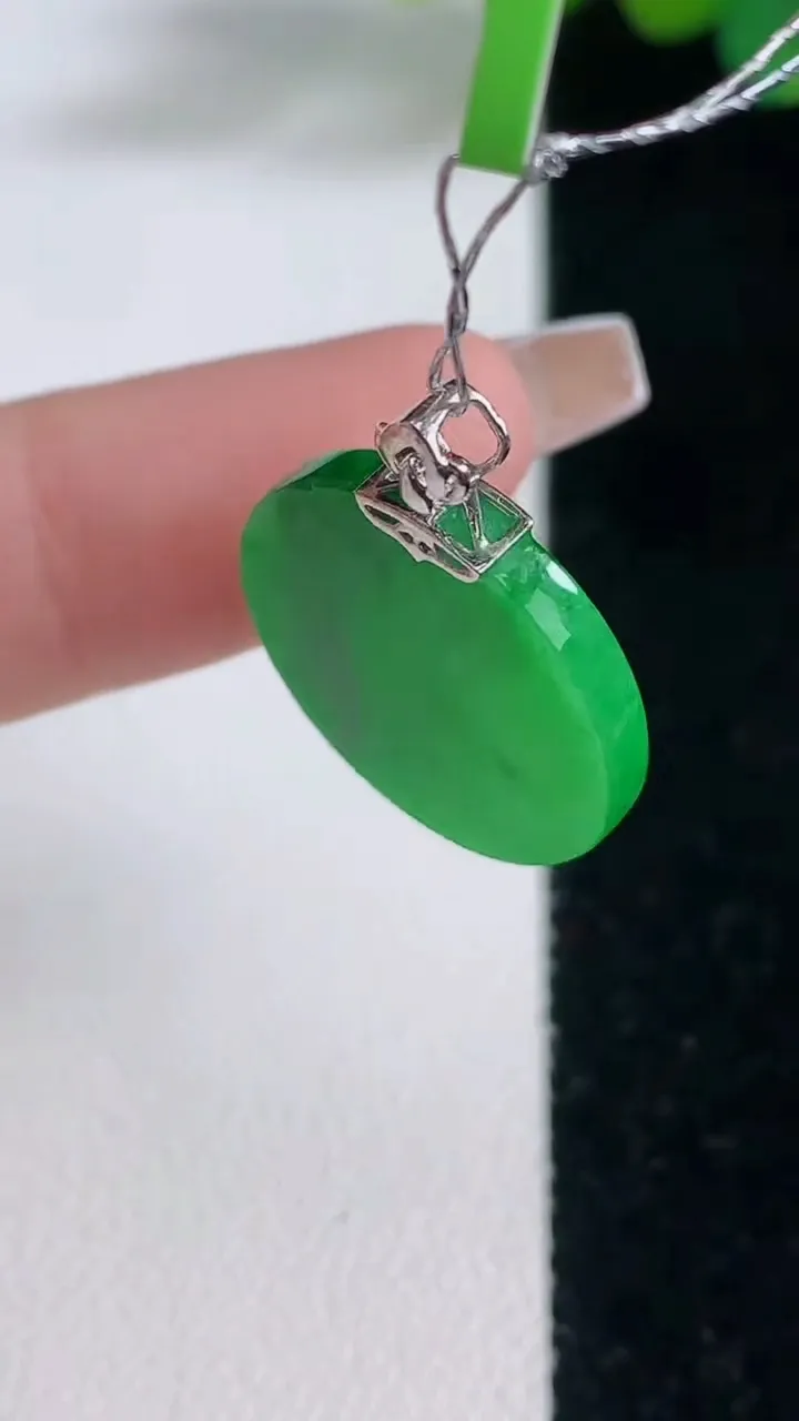 天然A货翡翠无事牌吊坠，尺寸18.4-2.7，重量:3.26g
12月11日