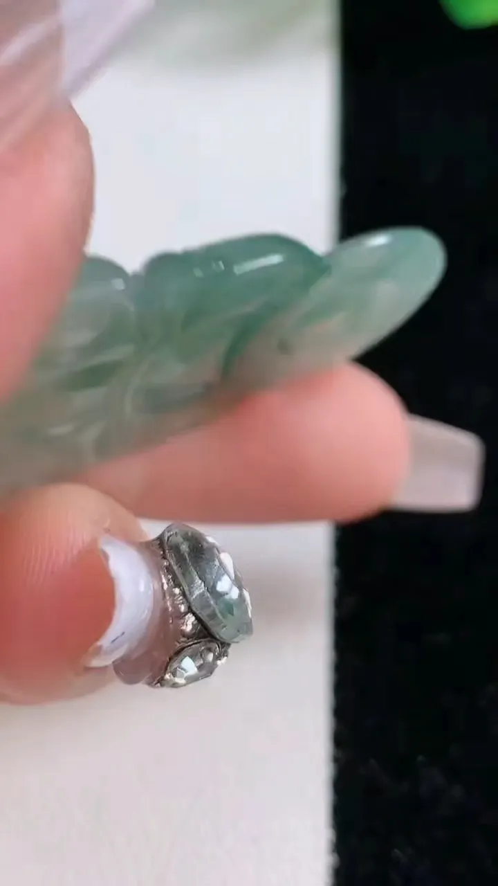 天然A货翡翠飘花观音菩萨吊坠，尺寸42.8-26.1-4.5，重:8.73g
12月11日