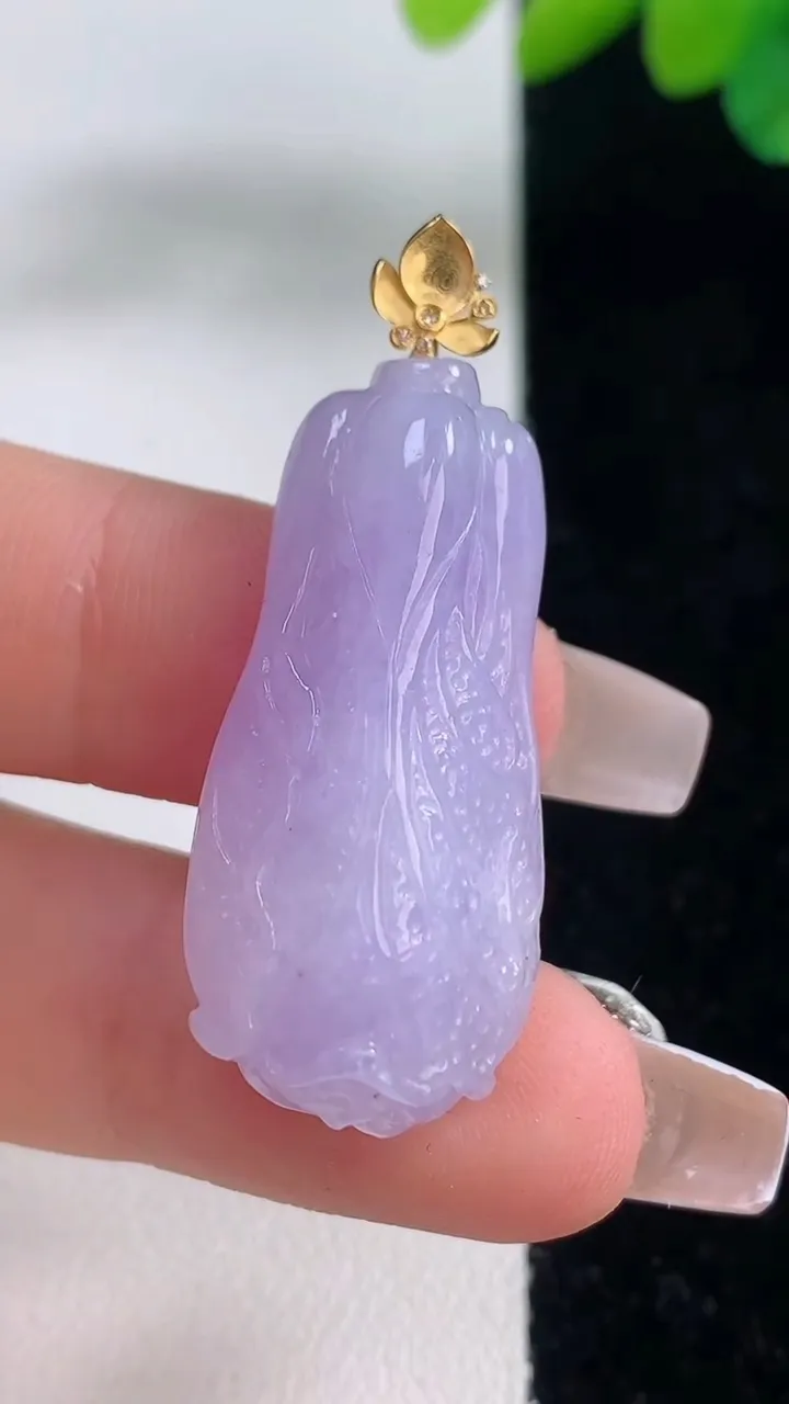 天然A货翡翠18K金紫罗兰白菜吊坠，尺寸34.2-16-10.4，重量:9.19g
12月11日