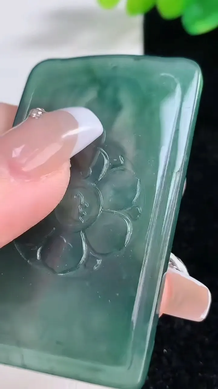 天然A货翡翠蓝水文殊菩萨吊坠，尺寸57-33.6-5.5，重:24.79g
12月11日