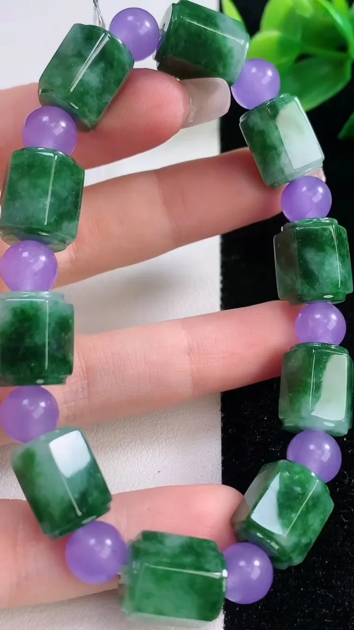 天然A货翡翠路路通手串，尺寸13-10.5-10颗，重量:47.88g12月11日
工厂直销收藏佳品,种好水足，色泽均匀，有种有色，上手高大气！