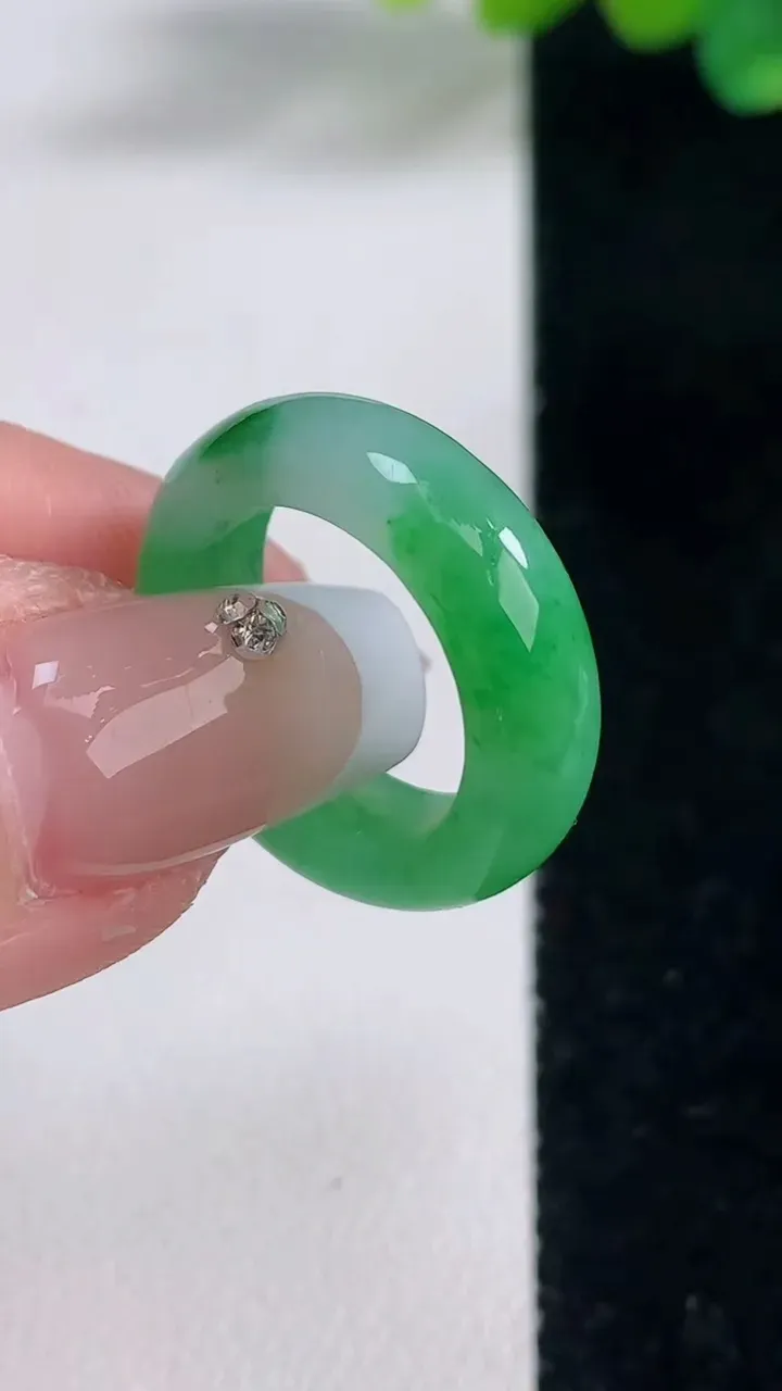 天然A货翡翠指环戒指，尺寸15.4-6-3.5，重量:3.71g2025年12月11日
工厂直销收藏佳品,种好水足，色泽均匀，有种有色，上手高大气！