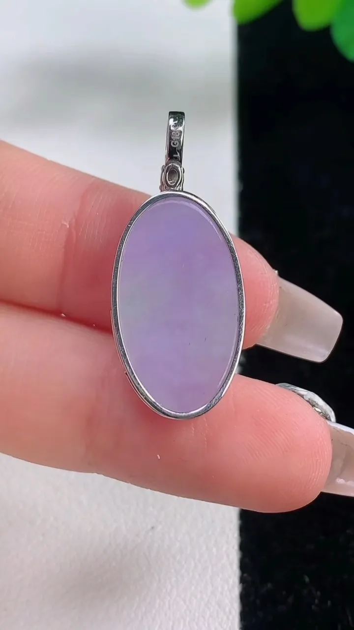 天然A货翡翠18K金春带彩紫罗兰无事牌吊坠，尺寸21.7-12.3-3.2，重量:3.09g
12月11日