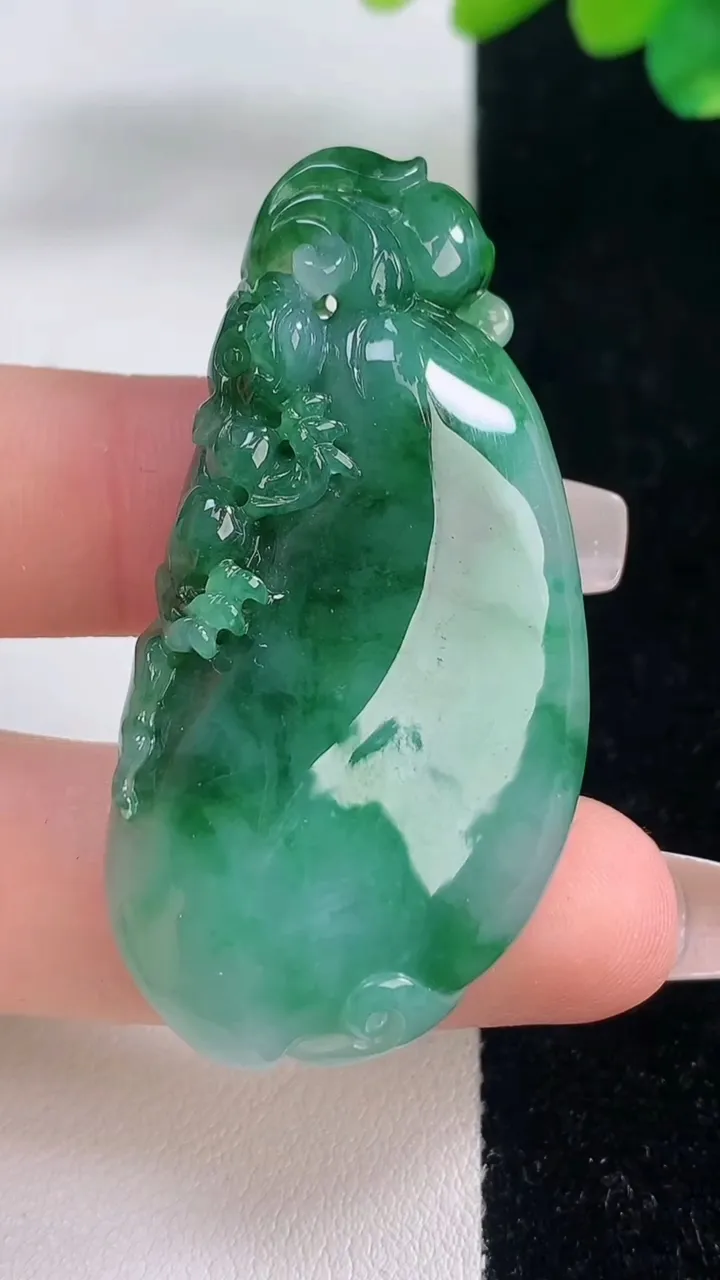 天然A货翡翠福瓜吊坠，尺寸52-26-7.6，重量:17.71g
12月11日