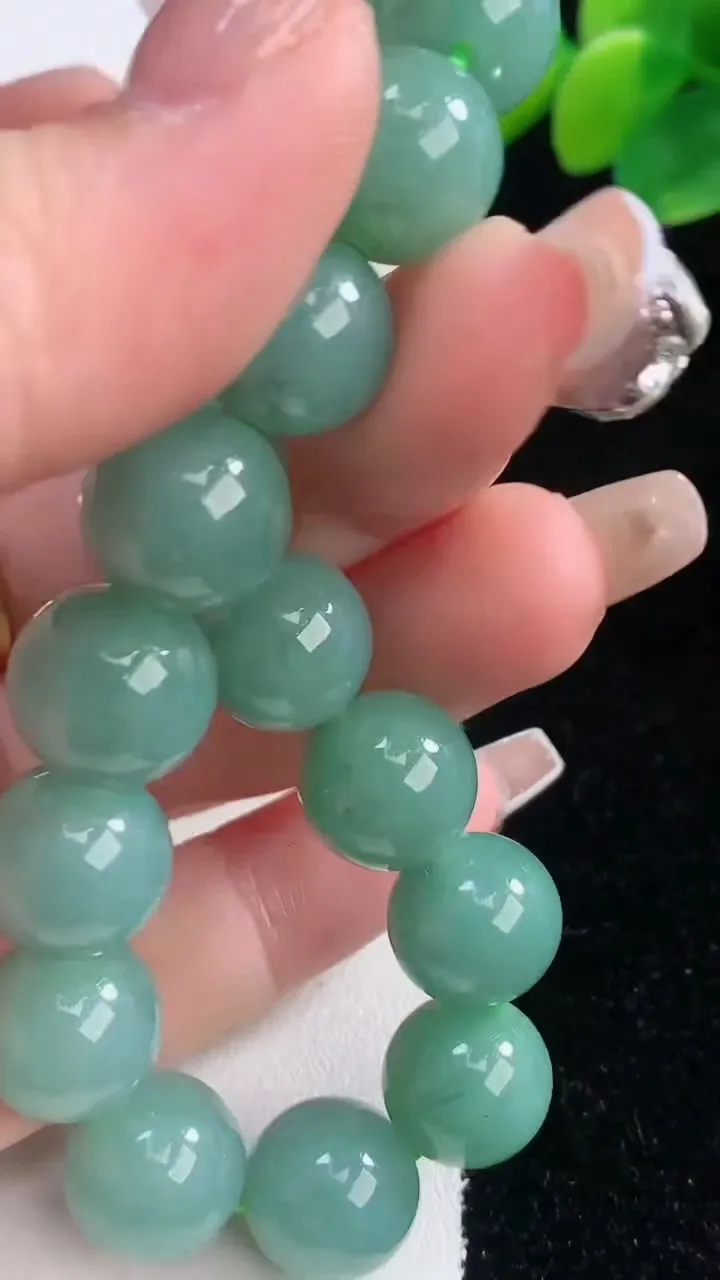 天然A货翡翠圆珠手串，尺寸11-17颗，重量:46.93g12月11日
工厂直销收藏佳品,种好水足，色泽均匀，有种有色，上手高大气！
