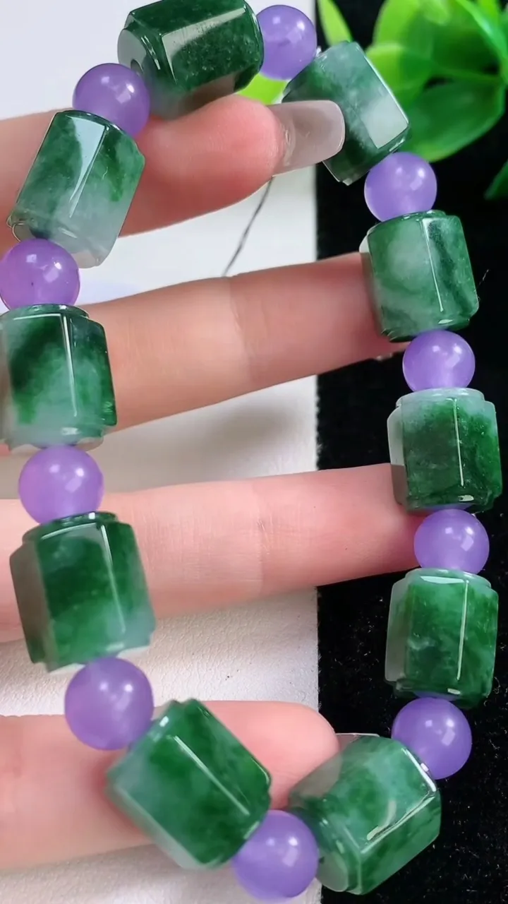 天然A货翡翠路路通手串，尺寸13-10.5-10颗，重量:47.88g12月11日
工厂直销收藏佳品,种好水足，色泽均匀，有种有色，上手高大气！