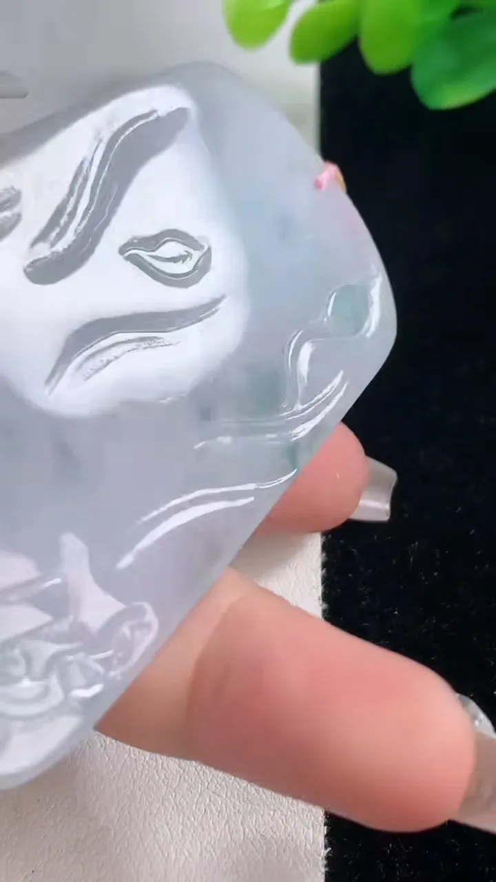 天然A货翡翠飘花大势至菩萨吊坠，尺寸74-45.2-5.2，重量:40.00g
12月11日