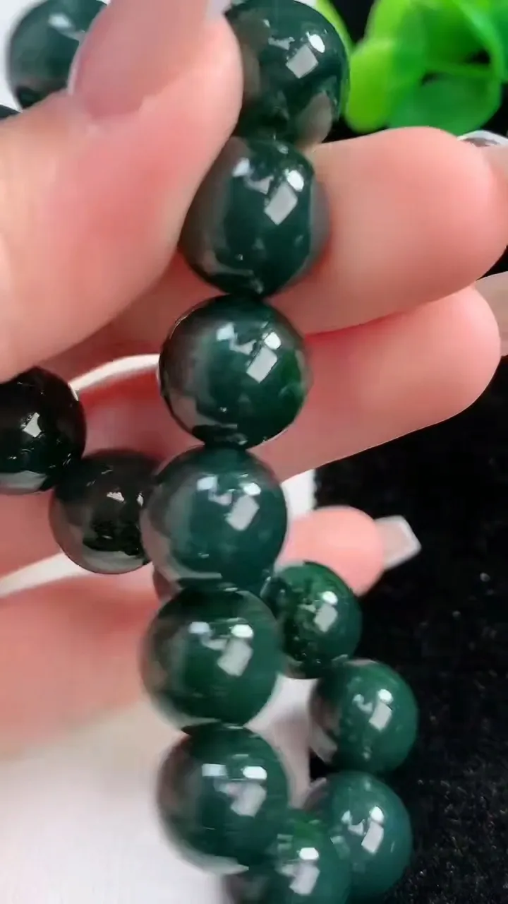 天然A货翡翠圆珠手串，尺寸12.3，重:56.66g12月11日
工厂直销收藏佳品,种好水足，色泽均匀，有种有色，上手高大气！