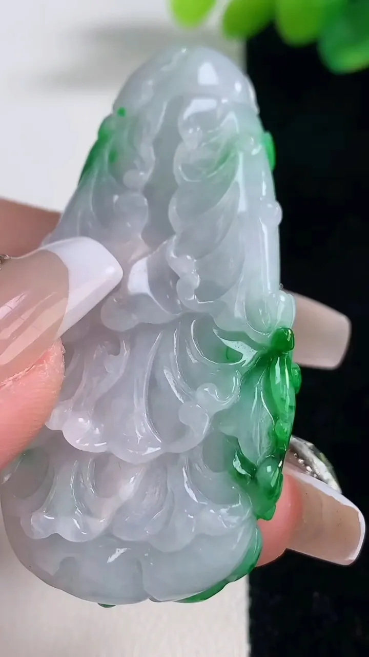 天然A货翡翠白菜吊坠，尺寸55.6-28.2-11.4，重量:30.00g
12月11日