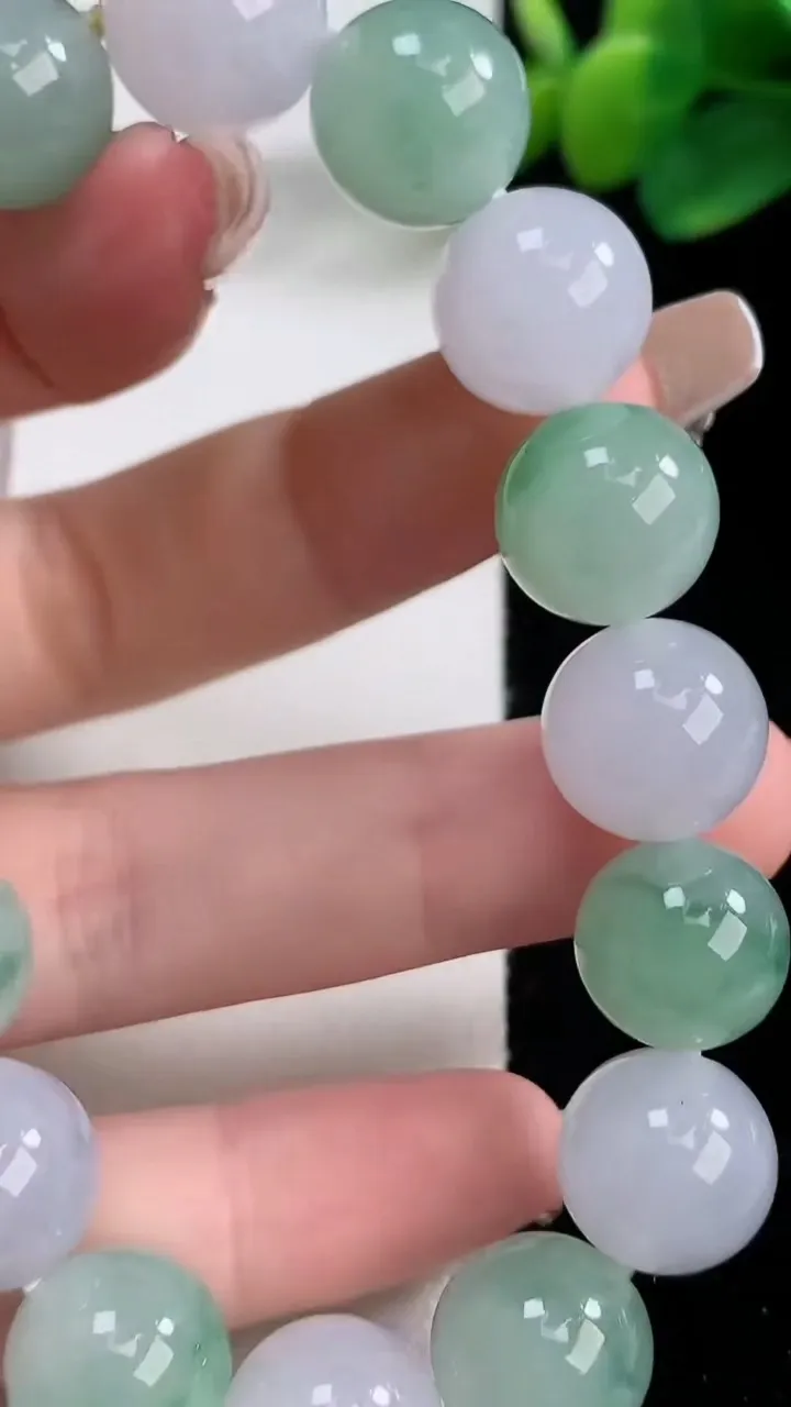 天然A货翡翠圆珠手串，尺寸12.2-16颗，重量:53.49g12月11日
工厂直销收藏佳品,种好水足，色泽均匀，有种有色，上手高大气！