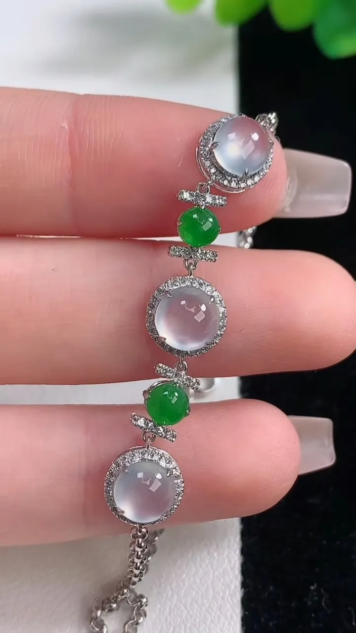 天然A货翡翠种白冰蛋面手链，尺寸6-5.2，重量:2.93g
12月11日