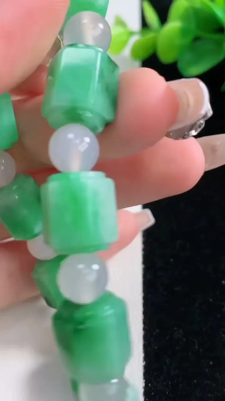 天然A货翡翠路路通手串，尺寸12-11.6-10颗，重量:46.33g12月11日
工厂直销收藏佳品,种好水足，色泽均匀，有种有色，上手高大气！