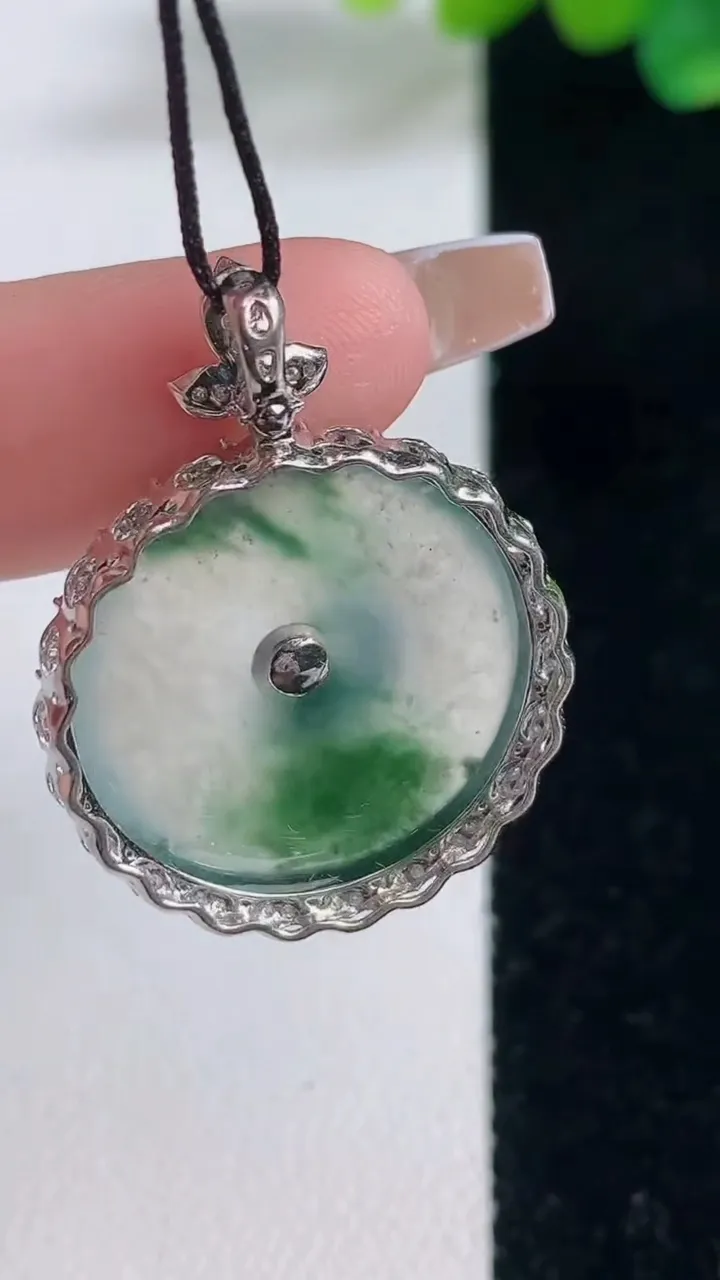 天然A货翡翠种飘花平安扣吊坠，尺寸29.7-23-6.2，裸石20.4重量:4.16g
12月11日