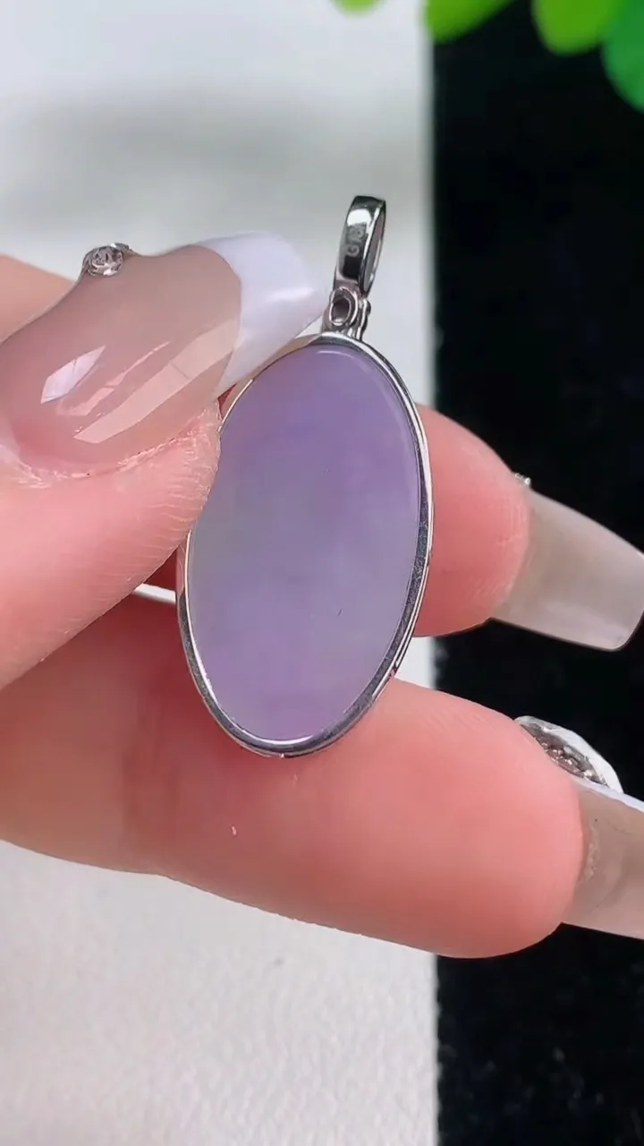 天然A货翡翠18K金春带彩紫罗兰无事牌吊坠，尺寸21.7-12.3-3.2，重量:3.09g
12月11日