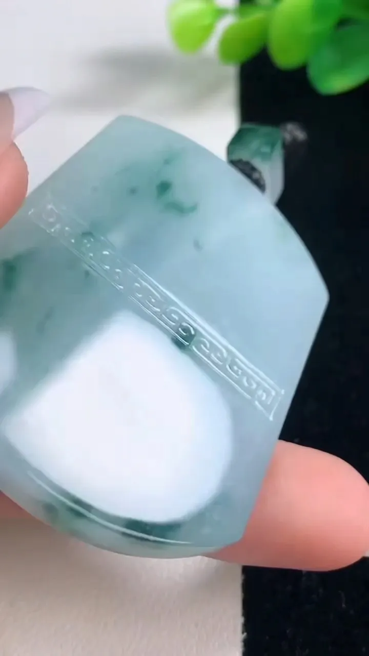 天然A货翡翠飘花仿古无事牌吊坠，尺寸54-40.6-5.8，重量:41.48g
12月11日