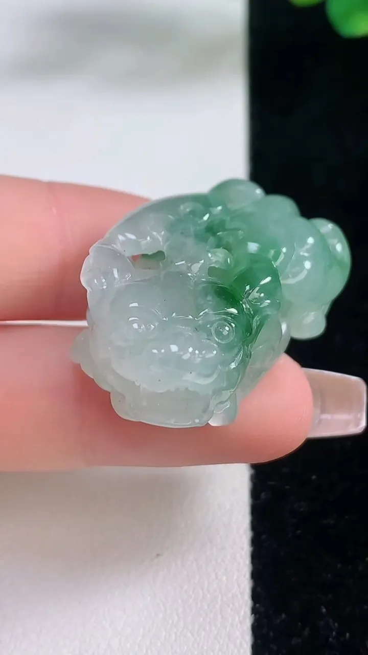 天然A货翡翠貔貅吊坠，尺寸35.4-19.5-13.2，重量:19.93g
12月11日