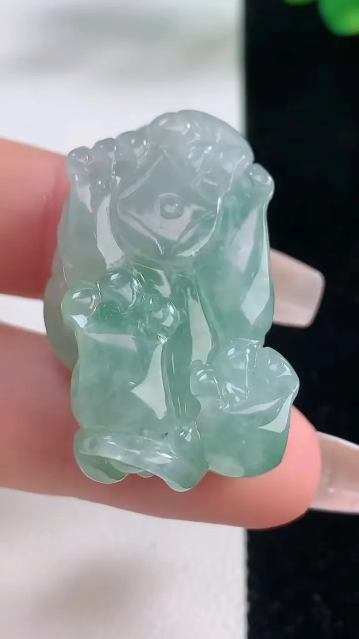 天然A货翡翠貔貅吊坠，尺寸35.4-19.5-13.2，重量:19.93g
12月11日