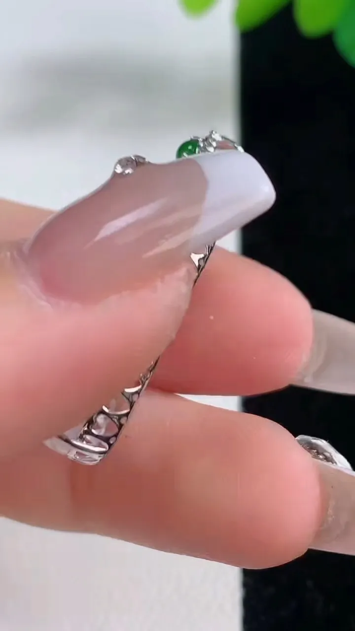 天然A货翡翠种白冰财神爷吊坠，尺寸32.4-25.2-15.4-7.3，重量:4.42g
12月11日