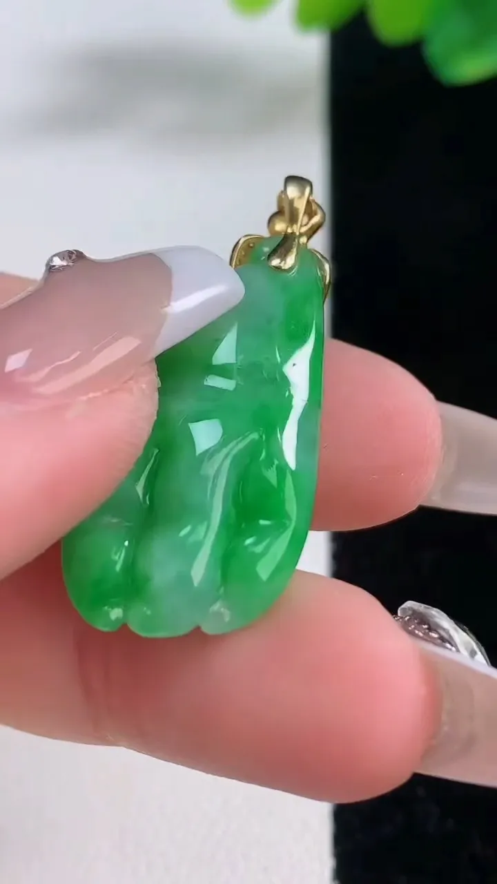 天然A货翡翠佛手瓜吊坠，尺寸28-14.8-6，重量:5.03g
12月11日